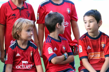 Fotos de los aficionados en El Sadar durante el partido Osasuna-Elche.