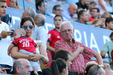 Fotos de los aficionados en El Sadar durante el partido Osasuna-Elche.