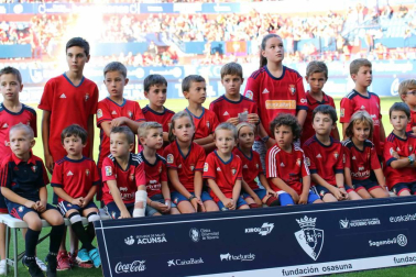 Fotos de los aficionados en El Sadar durante el partido Osasuna-Elche.