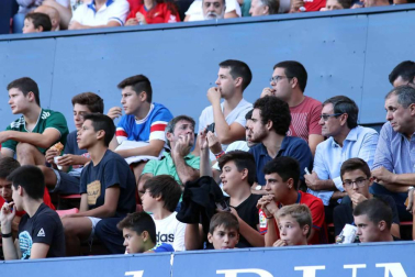 Fotos de los aficionados en El Sadar durante el partido Osasuna-Elche.