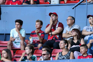 Fotos de los aficionados en El Sadar durante el partido Osasuna-Elche.