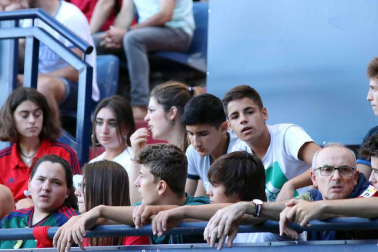 Fotos de los aficionados en El Sadar durante el partido Osasuna-Elche.