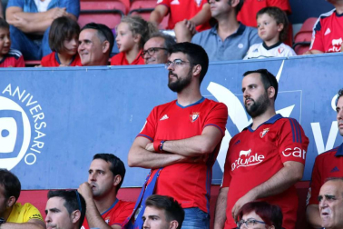 Fotos de los aficionados en El Sadar durante el partido Osasuna-Elche.