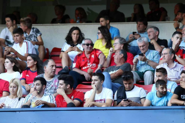 Fotos de los aficionados en El Sadar durante el partido Osasuna-Elche.