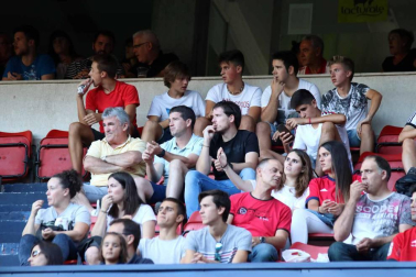 Fotos de los aficionados en El Sadar durante el partido Osasuna-Elche.