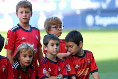 Fotos de los aficionados en El Sadar durante el partido Osasuna-Elche.