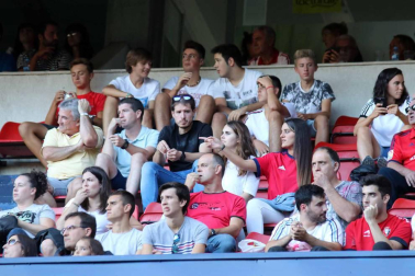 Fotos de los aficionados en El Sadar durante el partido Osasuna-Elche.