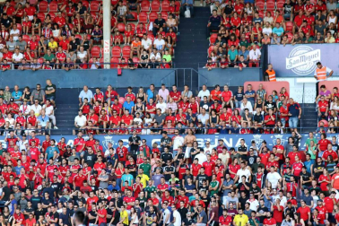Fotos de los aficionados en El Sadar durante el partido Osasuna-Elche.