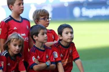 Fotos de los aficionados en El Sadar durante el partido Osasuna-Elche.