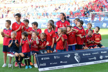 Fotos de los aficionados en El Sadar durante el partido Osasuna-Elche.