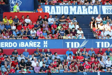 Fotos de los aficionados en El Sadar durante el partido Osasuna-Elche.