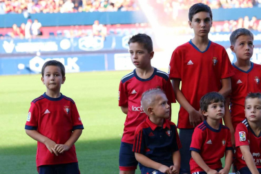 Fotos de los aficionados en El Sadar durante el partido Osasuna-Elche.