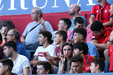 Fotos de los aficionados en El Sadar durante el partido Osasuna-Elche.