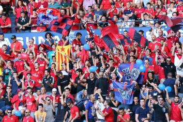 Fotos de los aficionados en El Sadar durante el partido Osasuna-Elche.