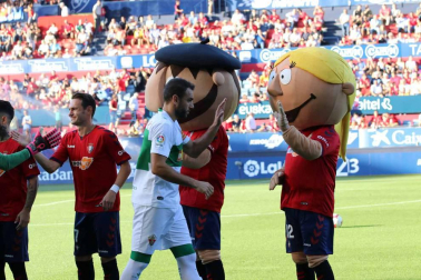Fotos de los aficionados en El Sadar durante el partido Osasuna-Elche.