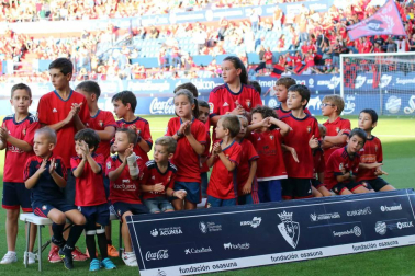 Fotos de los aficionados en El Sadar durante el partido Osasuna-Elche.