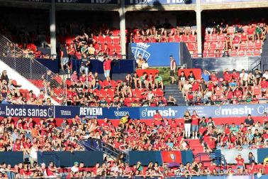 Fotos de los aficionados en El Sadar durante el partido Osasuna-Elche.