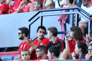 Fotos de los aficionados en El Sadar durante el partido Osasuna-Elche.