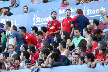 Fotos de los aficionados en El Sadar durante el partido Osasuna-Elche.