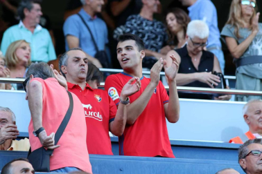 Fotos de los aficionados en El Sadar durante el partido Osasuna-Elche.