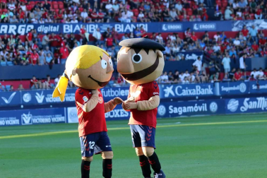 Fotos de los aficionados en El Sadar durante el partido Osasuna-Elche.