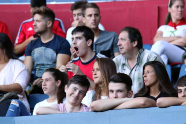 Fotos de los aficionados en El Sadar durante el partido Osasuna-Elche.