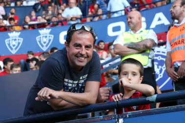 Fotos de los aficionados en El Sadar durante el partido Osasuna-Elche.