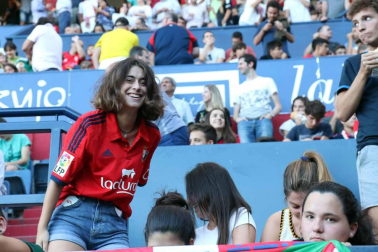 Fotos de los aficionados en El Sadar durante el partido Osasuna-Elche.