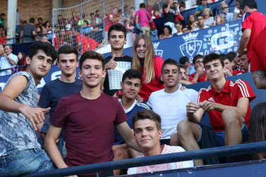 Fotos de los aficionados en El Sadar durante el partido Osasuna-Elche.