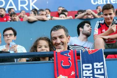 Fotos de los aficionados en El Sadar durante el partido Osasuna-Elche.