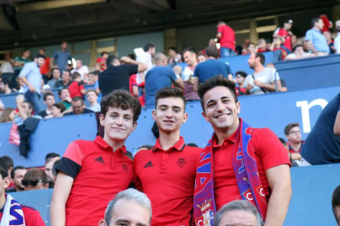 Fotos de los aficionados en El Sadar durante el partido Osasuna-Elche.