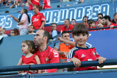Fotos de los aficionados en El Sadar durante el partido Osasuna-Elche.