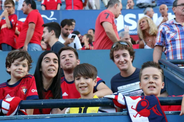 Fotos de los aficionados en El Sadar durante el partido Osasuna-Elche.