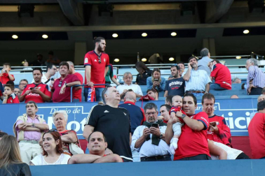 Fotos de los aficionados en El Sadar durante el partido Osasuna-Elche.