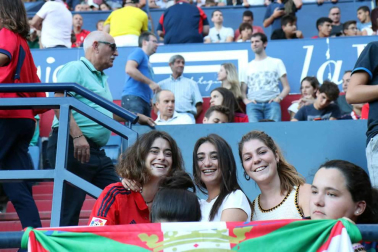 Fotos de los aficionados en El Sadar durante el partido Osasuna-Elche.