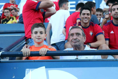 Fotos de los aficionados en El Sadar durante el partido Osasuna-Elche.