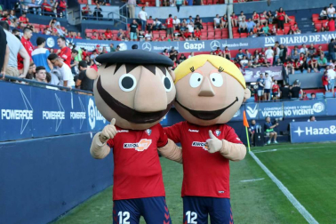 Fotos de los aficionados en El Sadar durante el partido Osasuna-Elche.