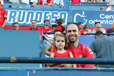 Fotos de los aficionados en El Sadar durante el partido Osasuna-Elche.