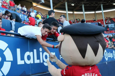 Fotos de los aficionados en El Sadar durante el partido Osasuna-Elche.