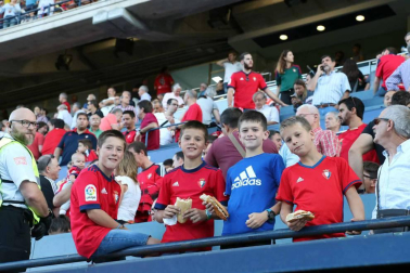 Fotos de los aficionados en El Sadar durante el partido Osasuna-Elche.