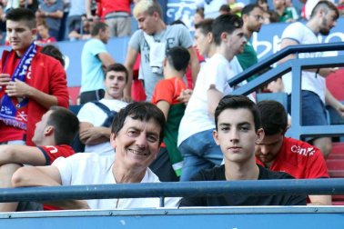 Fotos de los aficionados en El Sadar durante el partido Osasuna-Elche.