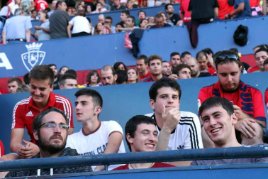 Fotos de los aficionados en El Sadar durante el partido Osasuna-Elche.