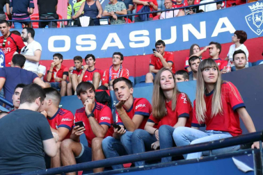 Fotos de los aficionados en El Sadar durante el partido Osasuna-Elche.