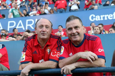 Fotos de los aficionados en El Sadar durante el partido Osasuna-Elche.