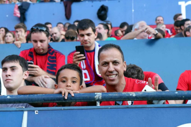 Fotos de los aficionados en El Sadar durante el partido Osasuna-Elche.