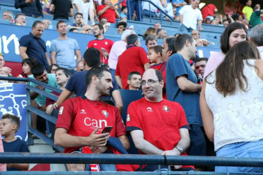 Fotos de los aficionados en El Sadar durante el partido Osasuna-Elche.