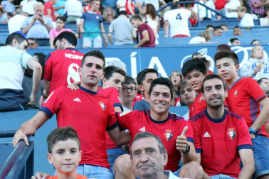 Fotos de los aficionados en El Sadar durante el partido Osasuna-Elche.