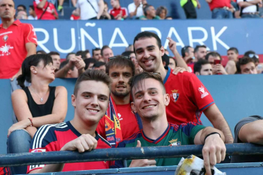 Fotos de los aficionados en El Sadar durante el partido Osasuna-Elche.