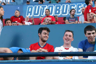 Fotos de los aficionados en El Sadar durante el partido Osasuna-Elche.