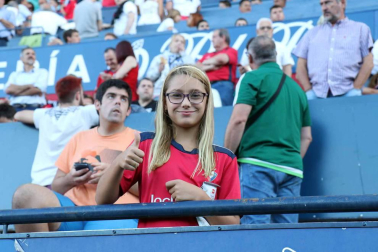 Fotos de los aficionados en El Sadar durante el partido Osasuna-Elche.